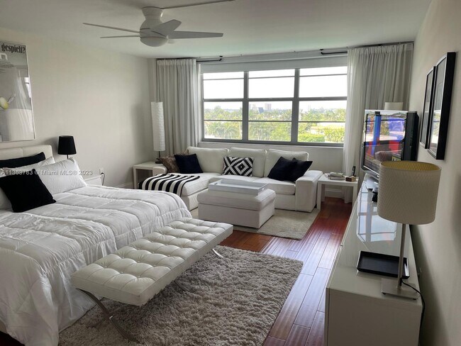 Building Photo - 10000 W Bay Harbor Dr