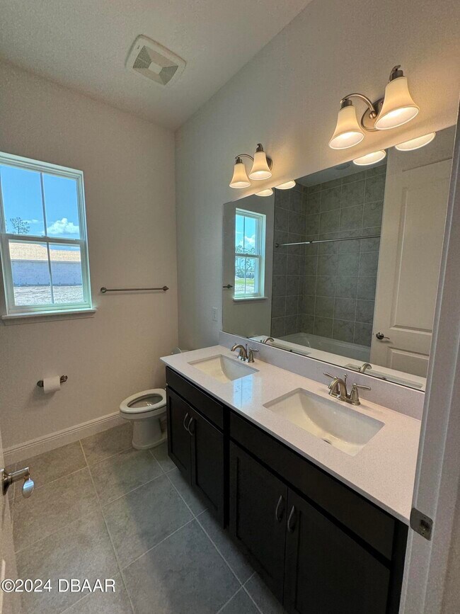 Building Photo - 2005 Divot Dr