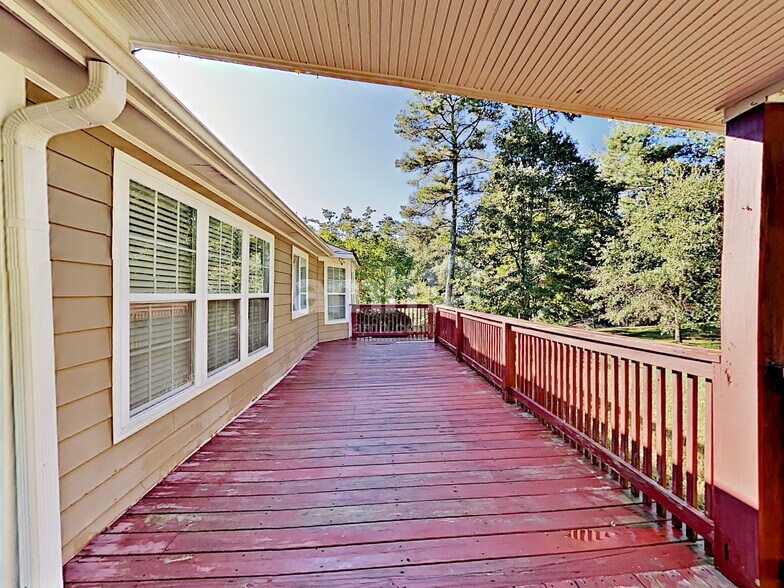 Building Photo - 2044 Lakeland Dr