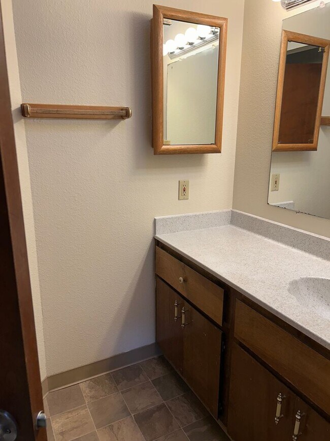 Building Photo - (379) Glenridge Dr. - 2 Bedroom / 1.5 Bathroom - Townhome Duplex
