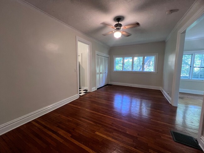 Building Photo - Single Family Heritage Hill Home! Two Bedr...