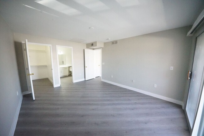 Building Photo - SHOWINGS AVAILABLE NOW
