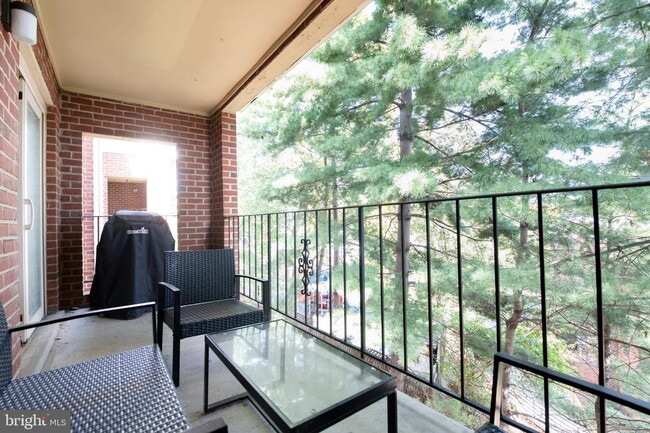 Building Photo - Elegant Arlington Residence with Comfortable Living and Ideal Location