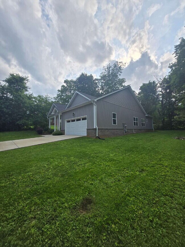 Building Photo - Charming 3-Bedroom Retreat Near Hamilton Place