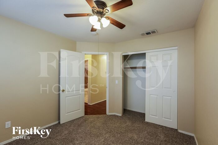 Building Photo - 912 E Baylor Ln