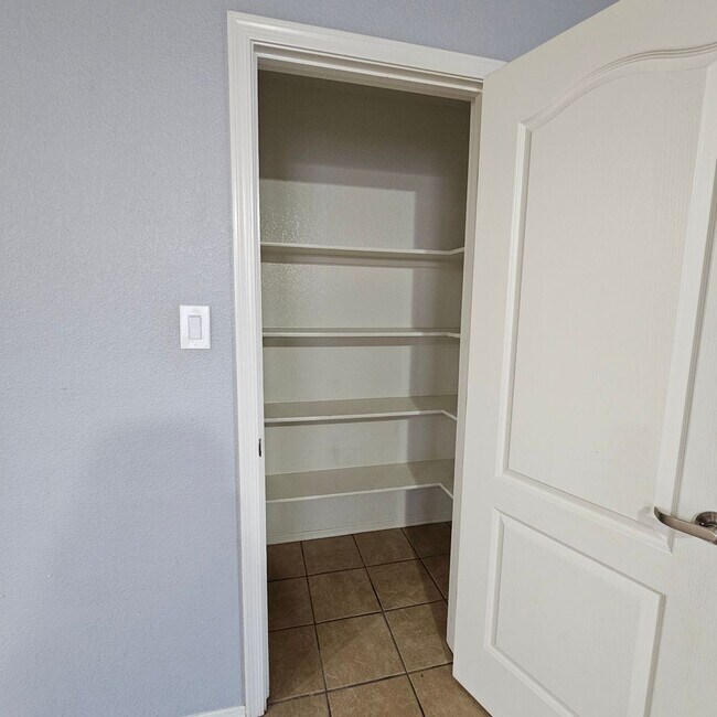 Building Photo - Awesome rental available!