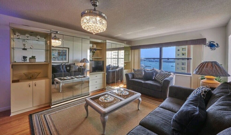 Building Photo - 4550 Cove Cir