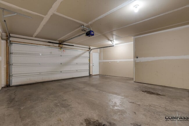 Building Photo - SPACIOUS UPDATED TOWNHOME WITH IN-UNIT LAU...