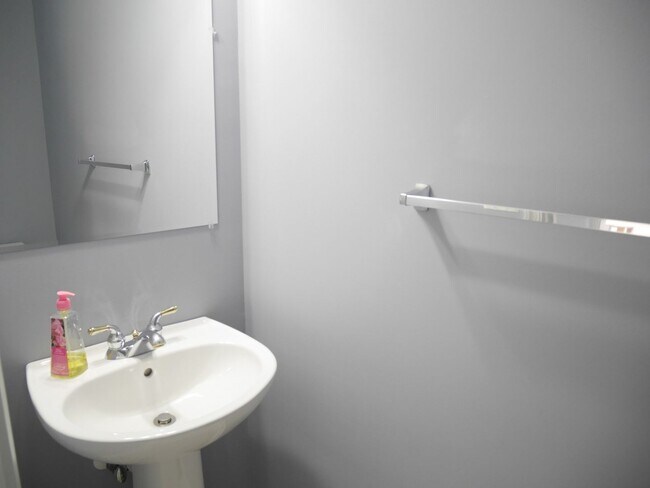 Building Photo - 5 Bedroom 2.5 Bathroom Home- Located in Fi...
