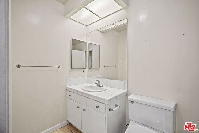 Building Photo - 1033 6th St