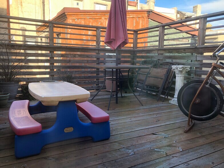 Building Photo - 711 Clymer St