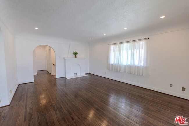 Building Photo - 1067 S Sycamore Ave