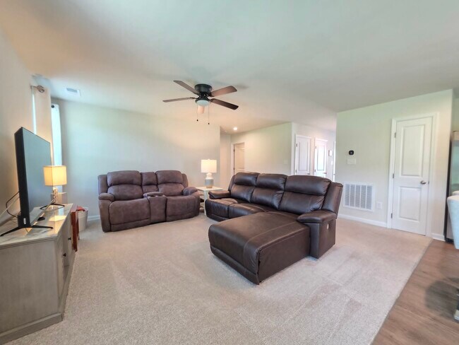 Building Photo - 38493 Barberry St
