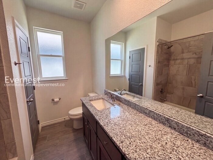 Building Photo - 2211 Hornbeam St