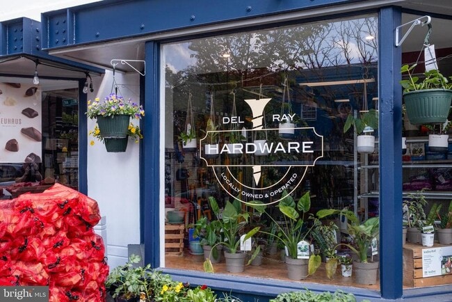 Building Photo - 432 E Luray Ave