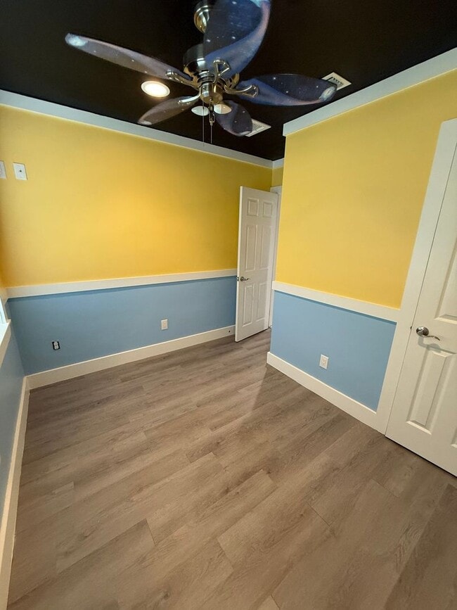 Building Photo - 4 bedroom 1 bath house with a large fenced...