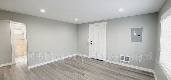 Building Photo - 3216 E Roosevelt Ave