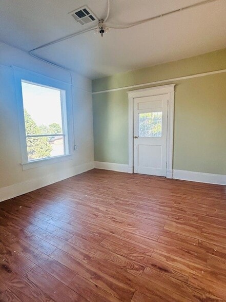 Building Photo - 709 E Yandell Dr