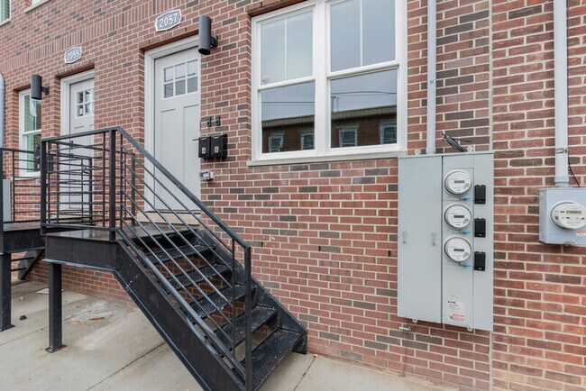 Building Photo - 2057 E Rush St
