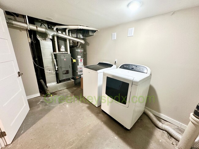 Building Photo - Huge Gorgeous 5 Bedroom 4 Bath Unit in SW ...