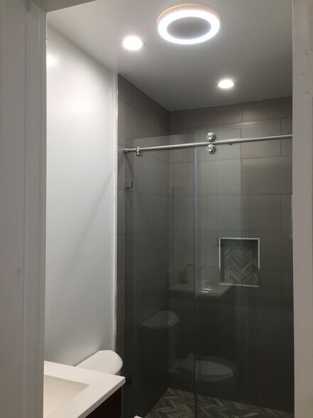 Building Photo - 954 S Barrington Ave