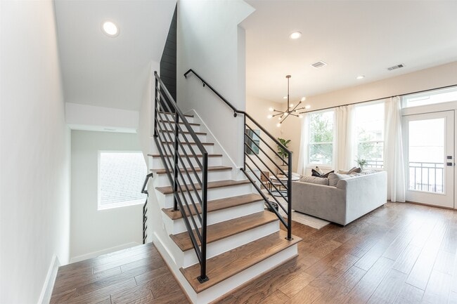 Building Photo - 605 Middle St