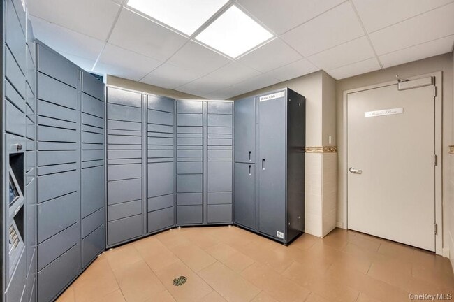 Building Photo - 100 W Broadway