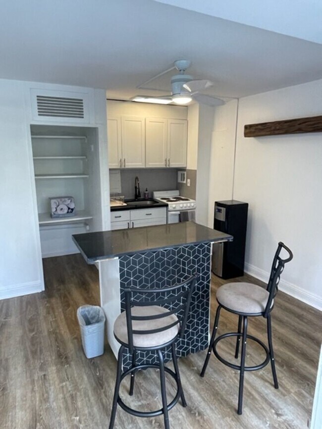 Building Photo - Cute Studio Waikiki- Furnished/ ALL Utilti...