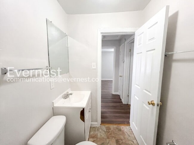 Building Photo - 2-Bed/1-Bath/Voucher Accepted/Available Soon!