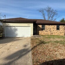 Building Photo - 3 Bedroom 2 bath remodeled Home