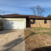 Building Photo - 3 Bedroom 2 bath remodeled Home