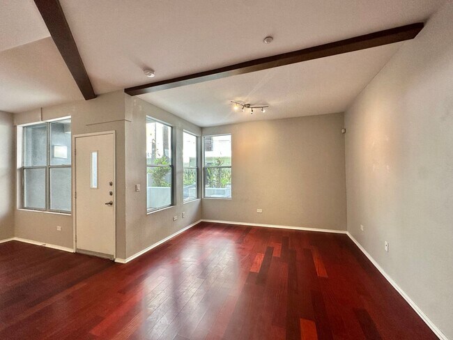 Building Photo - Luxury 2 Bed/2.5 Bath 2 Story Townhouse in...