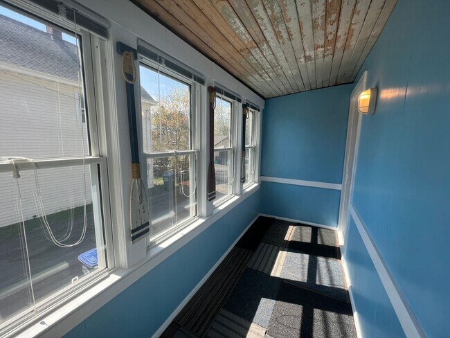 Building Photo - AVAILABLE JUNE - Perfect 2 Bed 1 Bath In Hillside Neighborhood