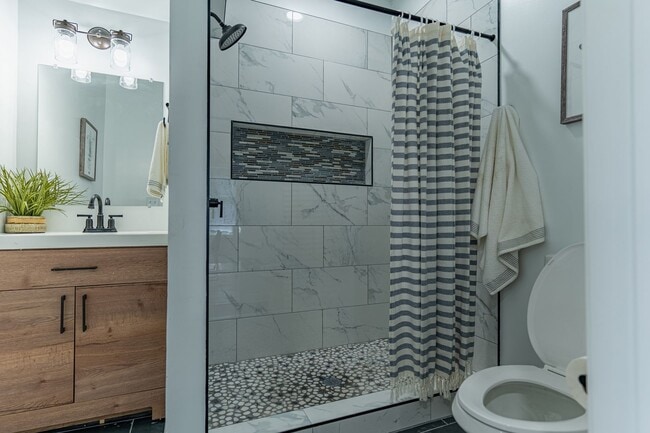 Building Photo - Spacious 6-Bedroom Home – Perfect for Large Families or Groups!