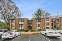 Building Photo - Check out this delightful 1 bed and 1 bath condo For Rent in a prime Fairfax location!