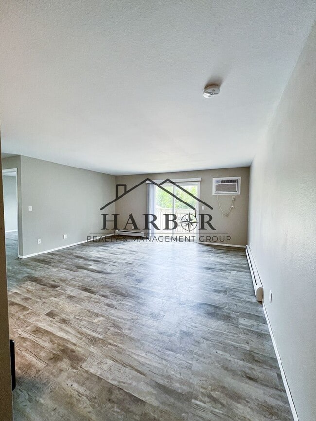 Building Photo - Renovated 2 Bedroom 1 Bath - Ask us about ...