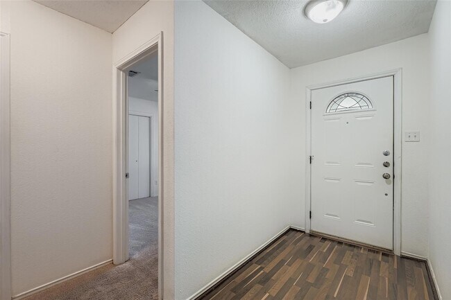 Building Photo - 9802 Briar Ridge Dr