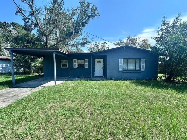Primary Photo - Roomy Home with Privacy, Outdoor Space & P...