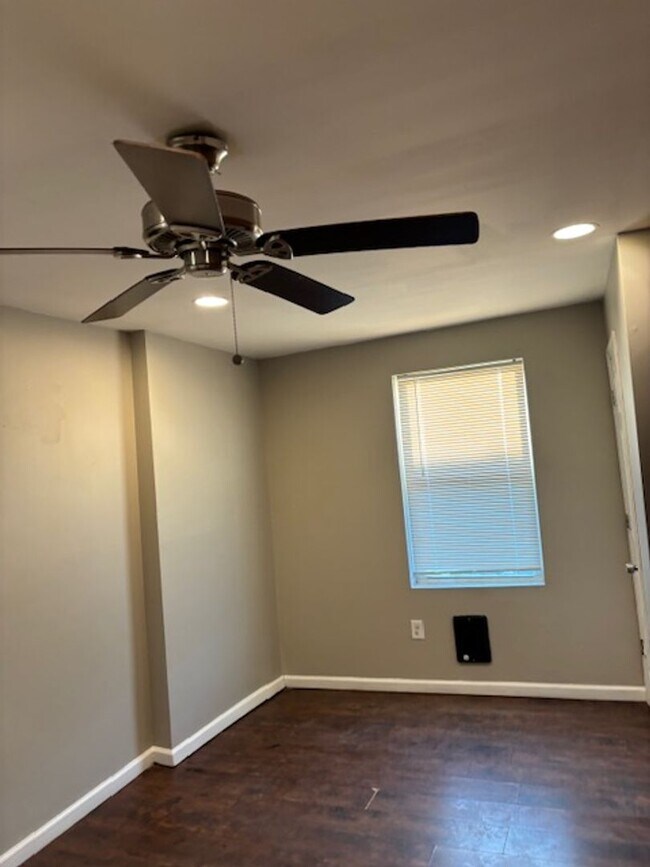 Building Photo - 1919 E Thayer St