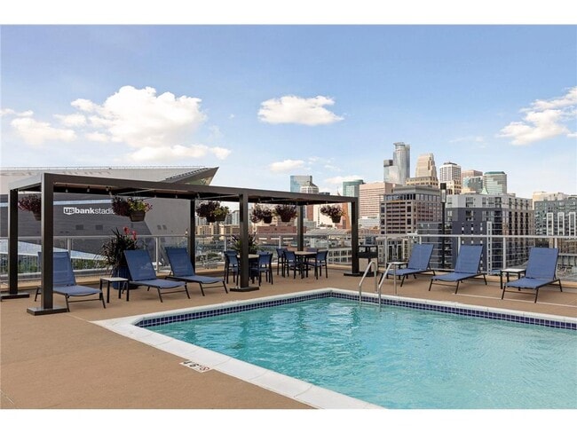 Building Photo - 215 10th Ave S