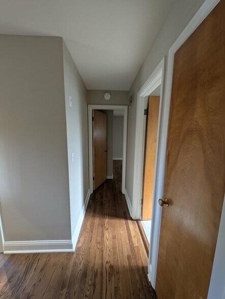 Main floor bedroom corridor - 2907 W Princeton Ave