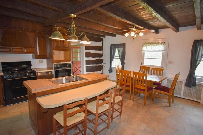 Building Photo - Large Home on Jacksonville Rd with Laundry!