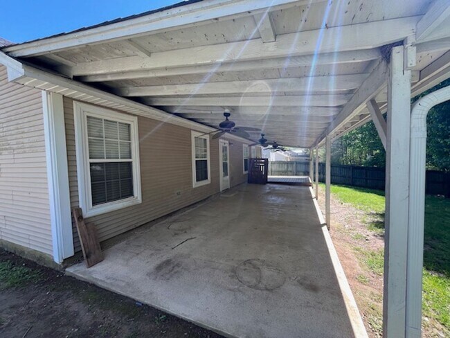 Building Photo - Nice Benton 3 bedroom 2 bathroom house.