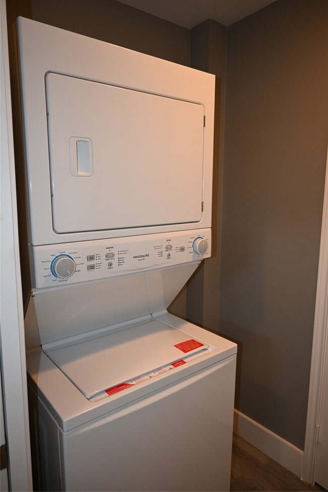 Building Photo - 510 Glen Cove Blvd