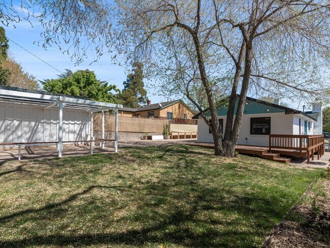 Building Photo - 2 bed, 1 bath with built in office near UNR