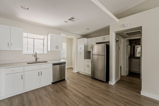 Building Photo - Remodeled 2bed/2ba Townhome - Ask about our Move-in Specials