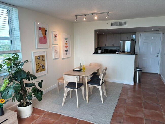 Building Photo - 3000 Coral Wy