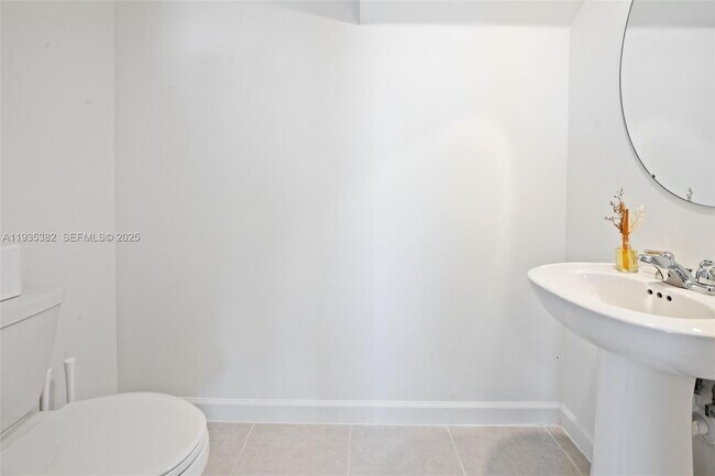 Building Photo - 2400 SE 29th St