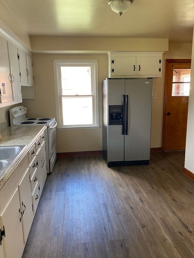 Building Photo - 3 Bedroom, 1 Bath Ranch In Roanoke County