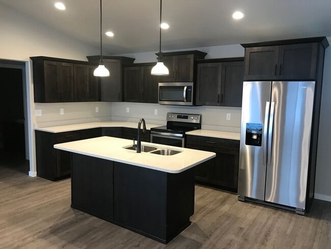 Building Photo - 4 Bed 3 Bath Single Family Home